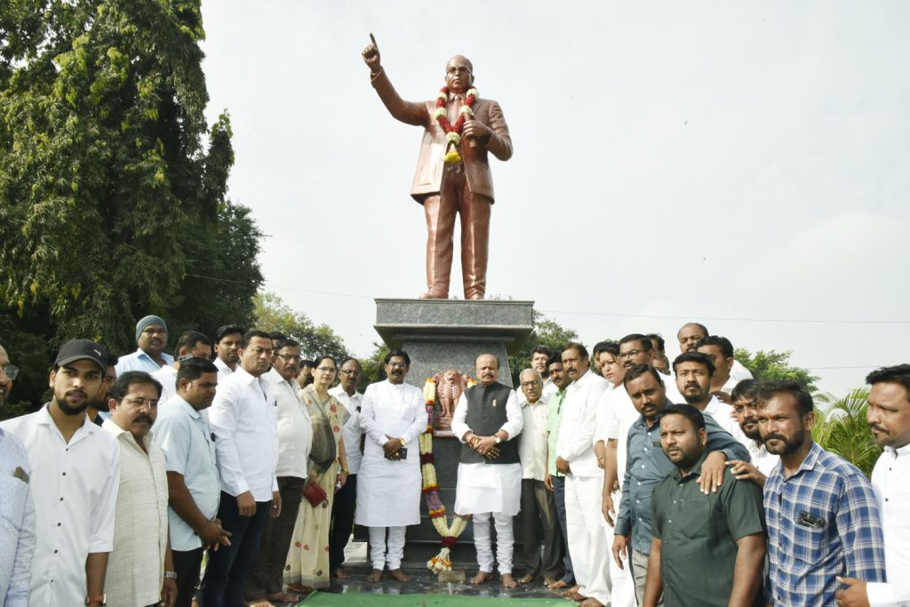 संविधान दिन पालकमंत्री अभिवादन (1)