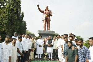 संविधान दिन पालकमंत्री अभिवादन (1)