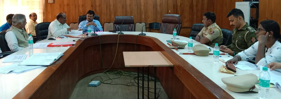 फोटो जिल्हा दक्षता व ऊसतोड कामगारांबाबत बैठक