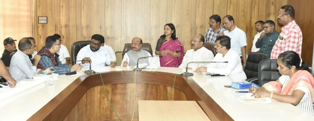 रेल्वे विभागाशी संबंधित समस्यांचे तातडीने निराकरण करण्यासाठी बैठक