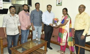 संचालक डॉ. राहुल तिडके यांची जिल्हा माहिती कार्यालयास भेट (2)