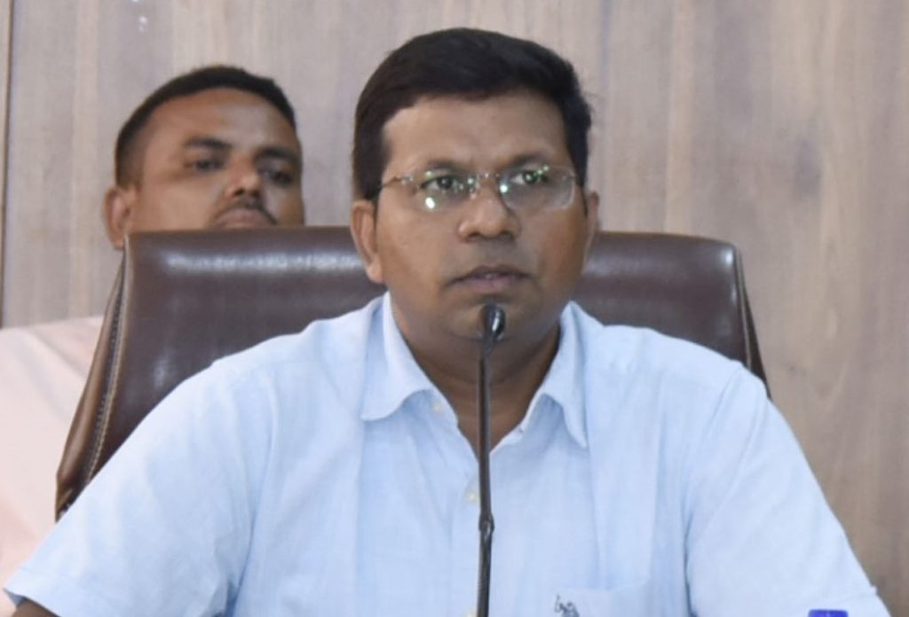 खर्च निरीक्षक बैठक फोटो 13.04 (2)