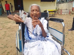 गडचिरोली-चिमूर मतदारसंघात 111 वर्षाच्या फुलमती बिनोद सरकार या वृद्ध महिलेने केले मतदान