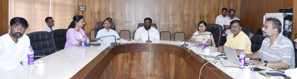राजकीय पक्षांच्या प्रतिनिधीसमवेत बैठक