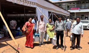 मतदान केंद्रावरील साहित्य घेऊन जाताना कर्मचारी रवाना फोटो (1)