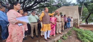 आयर्विन पूल सांगली येथे पूरपरिस्थितीची पाहणी करताना मा. पालकमंत्री डॉ. सुरेश खाडे (7)