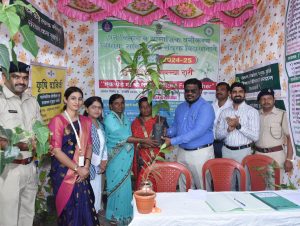जिल्हाधिकारी डॉ. राजा दयानिधी यांच्या हस्ते महिलांना रोपांचे वाटप (2)