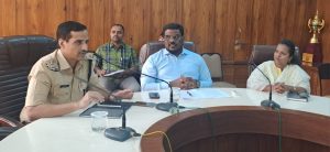 जितल्हाधिकारी कार्यालयात बदलापूर घटनेच्या पार्श्वभूमीवरआयोजित आढावा बैठक (2)