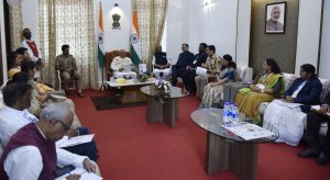 मा. राज्यपाल महोदय यांच्या समवेत शासकीय अधिकाऱ्यांची बैठक (1)