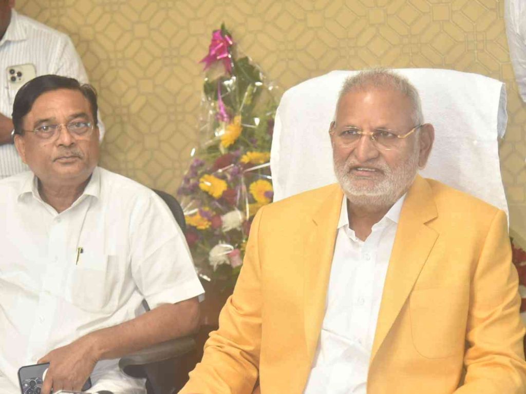 मंत्रालय येथे राज्याचे कृषीमंत्री म्हणून पदभार घेताना 3