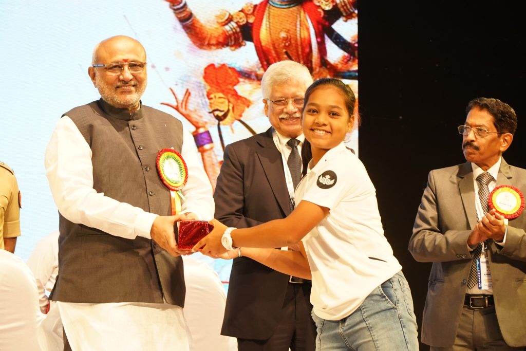 राज्यपाल यांच्या उपस्थितीत पार पडला शारदाश्रम विद्यामंदिरचा वर्धापन दिन 7