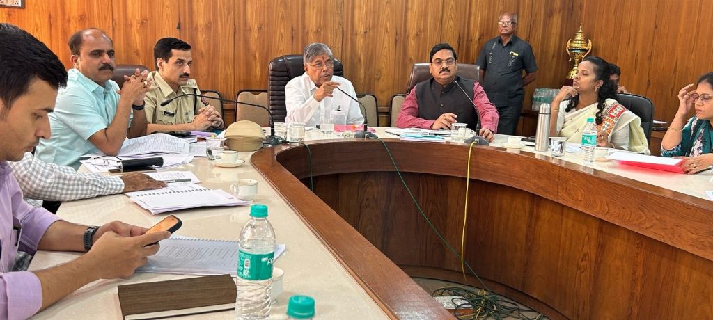 मा. पालकमंत्री चंद्रकांत पाटील यांनी जिल्हा वार्षिक योजनेचा आढावा घेतला (1)