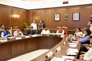 मुंबई महानगरपालिकेच्या विविध प्रकल...ा. मुख्यमंत्री देवेंद्र फडणवीस यांनी घेतला आढावा 1