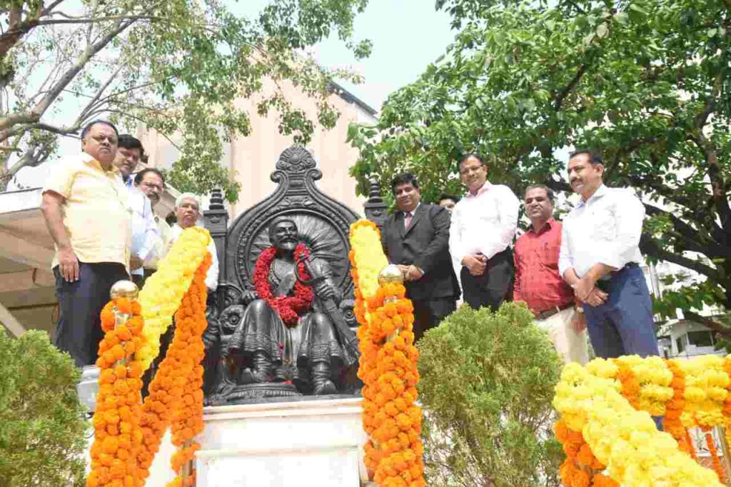 छत्रपती शिवाजी महाराज यांच्या पुण्यतिथीनिमित विधानभवन 1