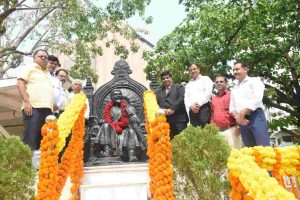 छत्रपती शिवाजी महाराज यांच्या पुण्यतिथीनिमित विधानभवन 1