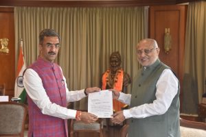 पर्यटनमंत्री शंभूराज देसाई यांनी दिले राज्यपाल यांना निमंत्रण 1