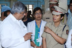 मा. पालकमंत्री महोदयांची मिरज शासकीय रूग्णालयात नवजात शिशू चोरी प्रकरणी विचारपूस (1)