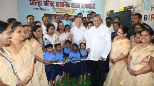 जि.प. शाळा बामणोली येथे पालकमंत्री ...द्रकांत पाटील यांनी विद्यार्थ्यांचे केले स्वागत (4)