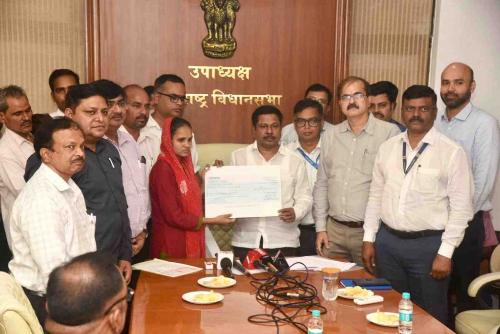 विधानसभा उपाध्यक्ष अण्णा बनसोडे यां...ते पीडीत कुटुंबाला 35 लाख रूपयांचा धनादेश सुपूर्द 1