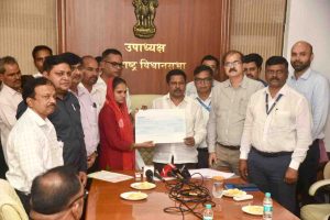 विधानसभा उपाध्यक्ष अण्णा बनसोडे यां...ते पीडीत कुटुंबाला 35 लाख रूपयांचा धनादेश सुपूर्द 1