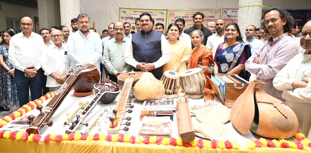 दिव्यांग विद्यार्थ्यांच्या वस्तूंचे प्रदर्शन कार्यक्रम फोटो (4)