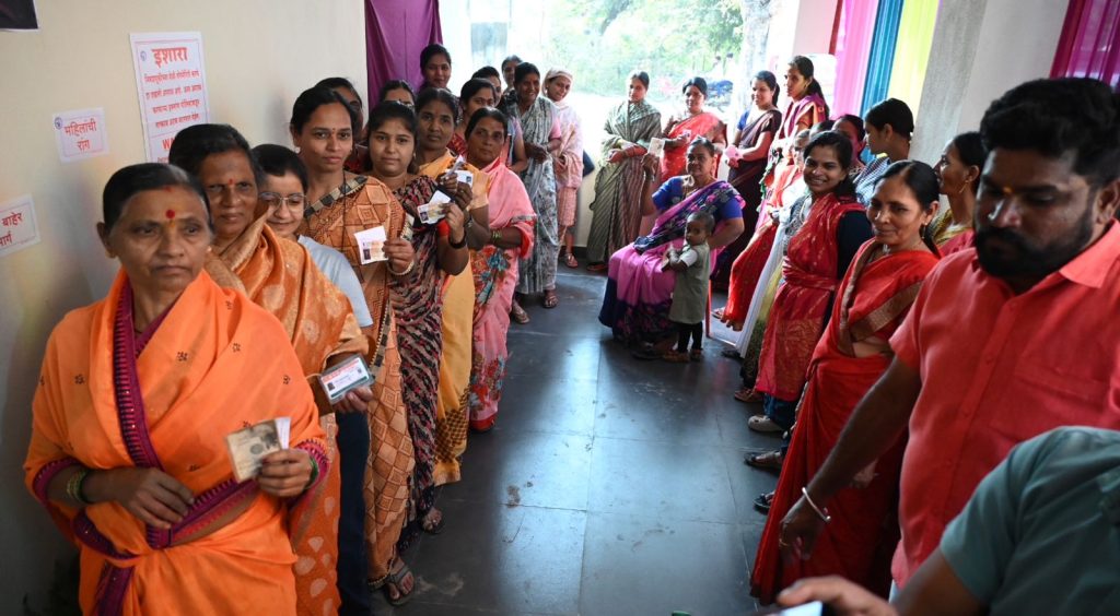 पलूस नगरपरिषद सार्वत्रिक निवडणूक २०...ल विशेष मतदान केंद्रात मतदानासाठी झालेली गर्दी (1)