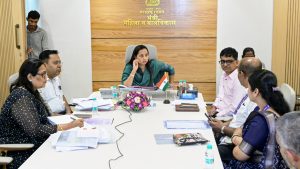 महिला व बालविकास मंत्री श्रीमतीआदिती तटकरे यांच्या उपस्थितीत बैठक (1)