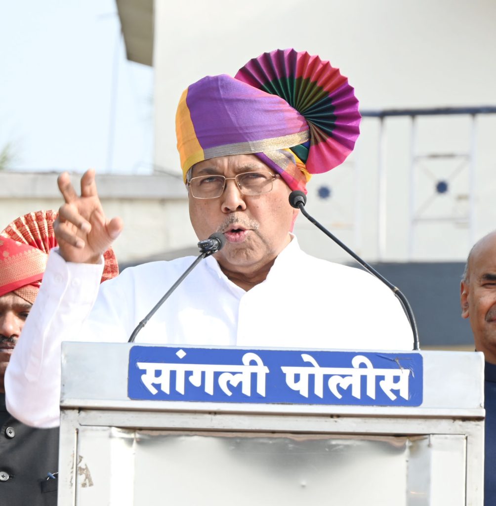 पालकमंत्री चंद्रकांत पाटी यांच्याहस्ते मुख्य शासकीय ध्वजारोहण (3)