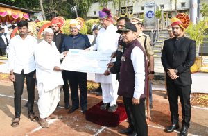 पालकमंत्री चंद्रकांत पाटी यांच्याहस्ते मुख्य शासकीय ध्वजारोहण (9)