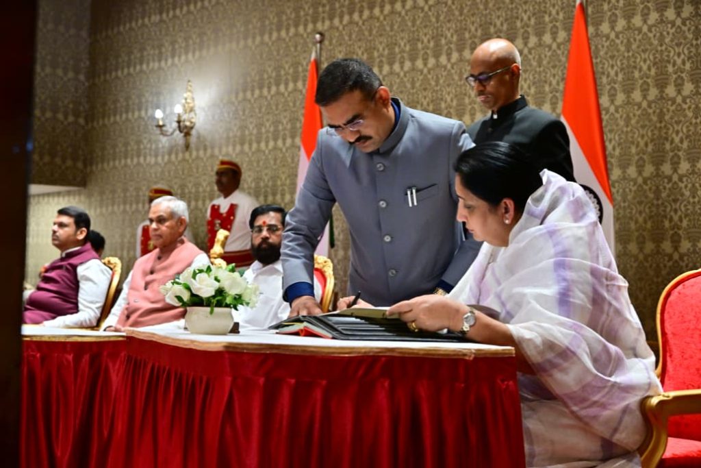 राज्यपाल आचार्य देवव्रत यांनी सुनेत्रा पवार यांना दिली उपमुख्यमंत्री पदाची शपथ (7)
