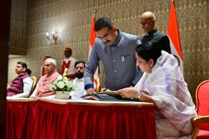 राज्यपाल आचार्य देवव्रत यांनी सुनेत्रा पवार यांना दिली उपमुख्यमंत्री पदाची शपथ (7)