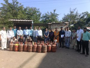 अवैध गॅस रिफिलिंग प्रकरणी छापे (2)