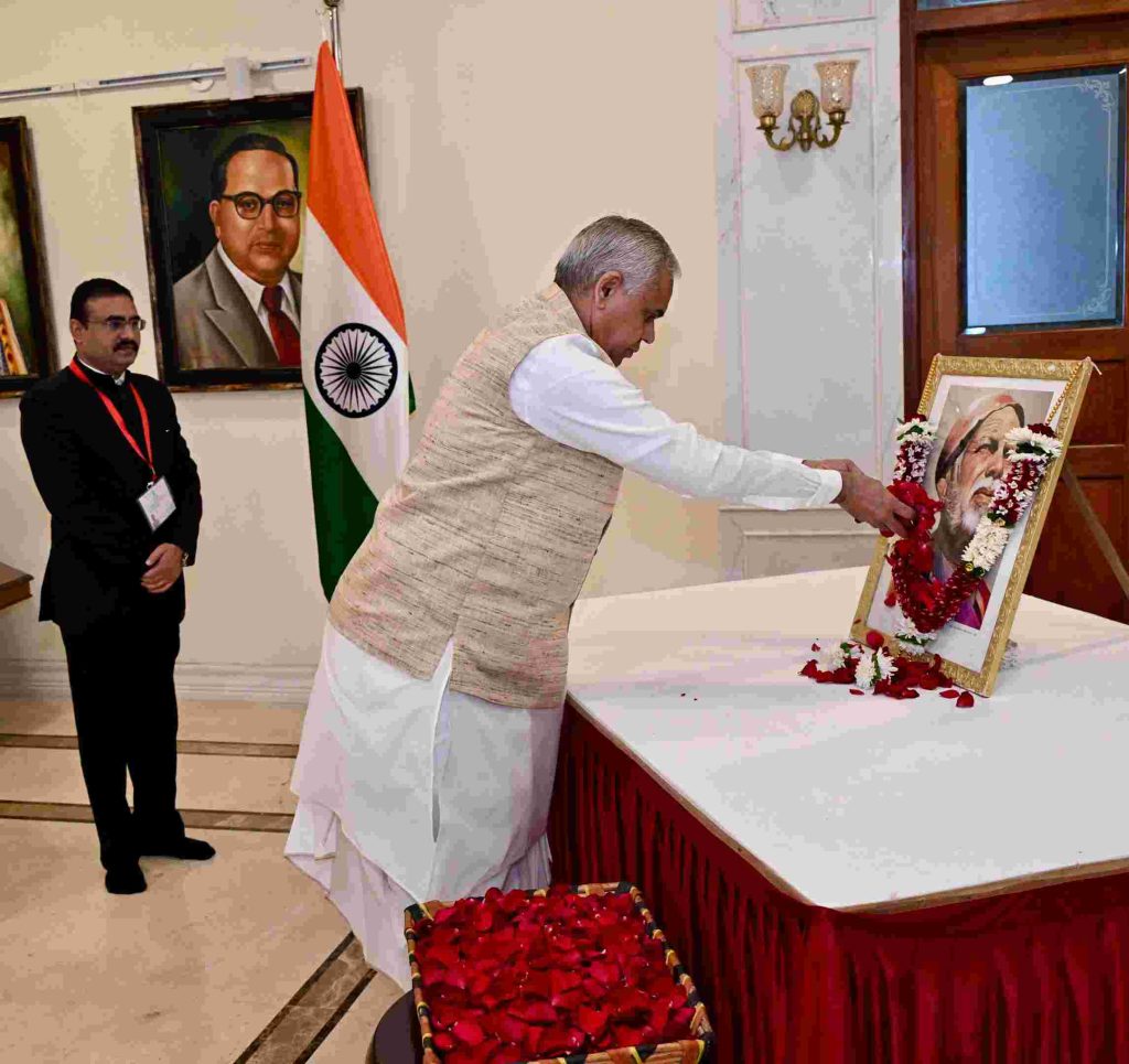 राज्यपालांचे संत गाडगे बाबा यांना अभिवादन-1