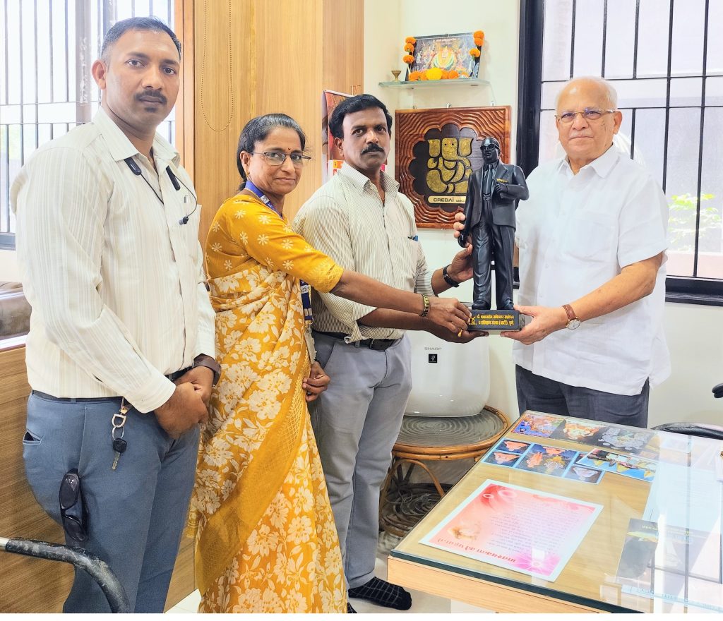 आमदार सुधीर गाडगीळ यांना डॉ. बाबासाहेब आंबेडकर यांचा पूर्णाकृती स्टॅच्यू भेट