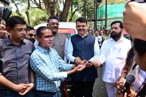 मा.मुख्यमंत्री - महाराष्ट्र टीव्ही...नालिस्ट असोसिएशनच्या अ‍ॅम्ब्युलन्सचे लोकार्पण (4)