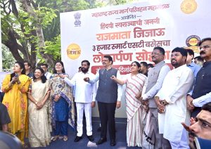 मा.मुख्यमंत्री हस्ते जिजाऊ बसचे लोकार्पण (2)