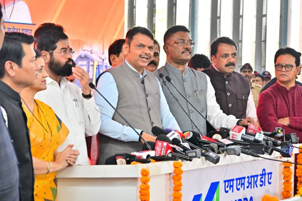 दहिसर येथे मेट्रोचे मा. मुख्यमंत्री यांच्या हस्ते हिरवी झेंडी दाखवून उद्घाटन (1)