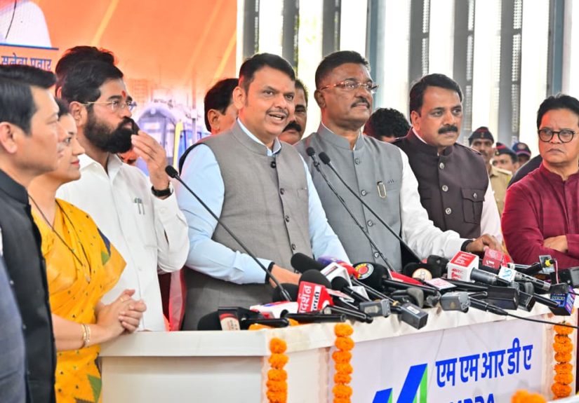 दहिसर येथे मेट्रोचे मा. मुख्यमंत्री यांच्या हस्ते हिरवी झेंडी दाखवून उद्घाटन (1)