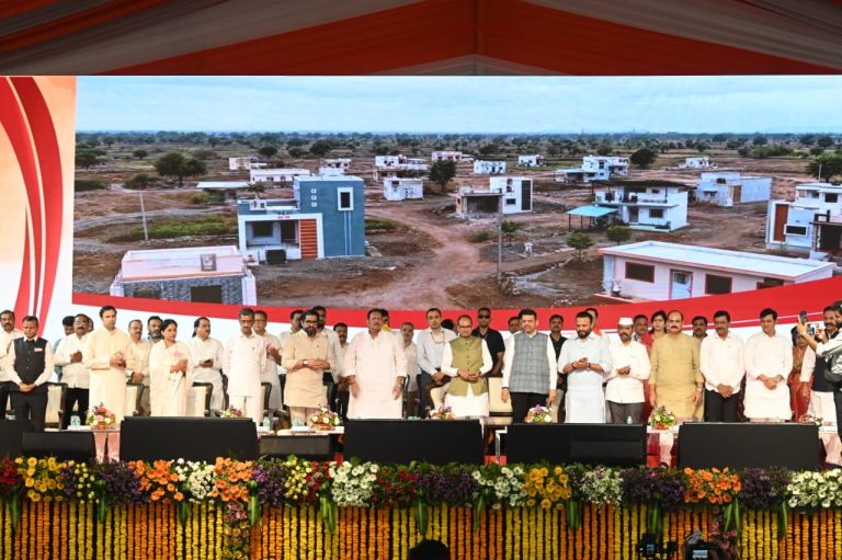 सातारा येथील प्रधानमंत्री आवास योज...नण अंतर्गतच्या पाच लाख घरांचे उत्साहात लोकार्पण (1)