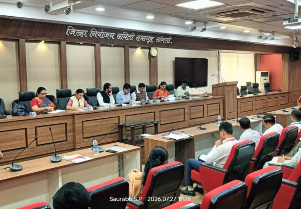 मागासवर्ग आयोगाच्या सदस्यांनी जिल्हाधिकारी कार्यालयात घेतला आढावा (2)